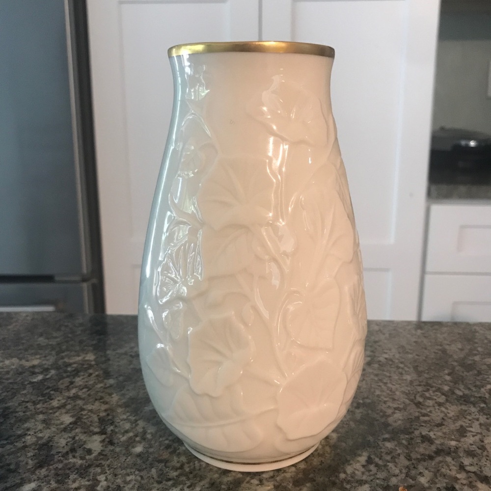Lenox Ivy Design Vase.